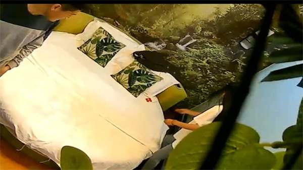 绿意盎然の自然小屋 白皙美肌长发妹野外露出 苗条身材娇喘连连~