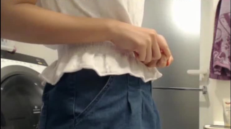 【学生宿舍偷拍流出】四月新作！闺蜜室友浴室湿身自慰 震动棒疯狂抽插高潮喷水